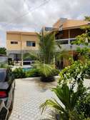 VILLA AVEC 5 STUDIOS ET DEUX APPARTEMENTS / Saly
