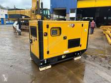 Moteur diesel industriel jaune avec batterie intégrée