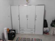 Grande armoire 4 portes blanche, en très bon état.