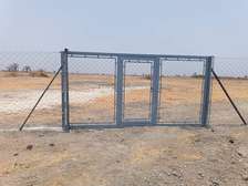 Porte en grillage galvanise