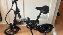 Vélo électrique pliant noir freins disque selle réglable