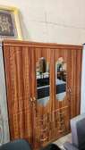Armoire marron et blanc