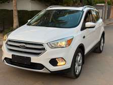 Ford SCAPE SUV blanche espace  polyvalent