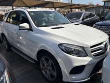 Mercedes GLE 400 2016 SUV blanc spacieux performant