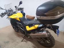 Moto BMW GS 650 jaune noir avec top case polyvalente