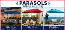 TRES GRANDS PARASOLS