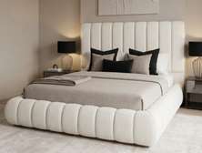 Lit design queen king blanc cassé rembourré moderne