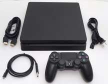 PlayStation 4 slim flash 12.50 avec 7 jeux 2 manette