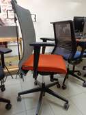 Chaise de bureau ergonomique dossier filet assise orange