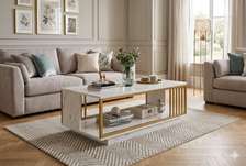 Table basse marbre blanc et bois doré design élégant