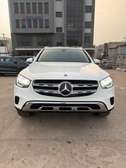 Mercedes GLC 300 4MATIC SUV blanc élégant