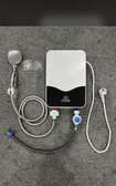 Chauffe-eau instantané électrique compact blanc noir