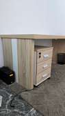 Bureau avec tirois+ compartiment pour clavier -très bon état