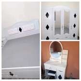 Chambre à coucher blanc lit armoire miroir coiffeuse
