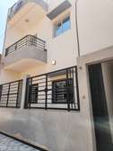 Villa R+1 à louer Mbao