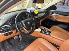 BMW X6 SUV gris métallisé polyvalent