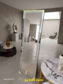 Miroir sur pied grand format design contemporain neutre