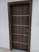 Porte intérieure bois marron foncé design moderne