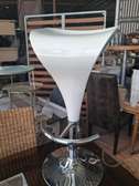 Tabouret design blanc réglable avec repose-pieds