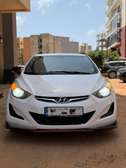 Hyundai Elantra berline blanche fiable et économique