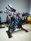 Vélo de spinning robuste réglable avec porte-bouteille