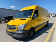 Mercedes Sprinter fourgon utilitaire jaune grande capacité