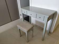 Coiffeuse moderne gris clair 3 tiroirs avec tabouret