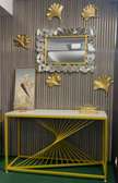Console design métal jaune doré avec miroir blanc