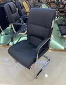 Chaise visiteur cuir noir avec accoudoirs
