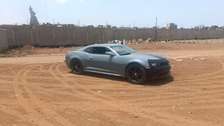Chevrolet Camaro coupé gris jantes noires sport