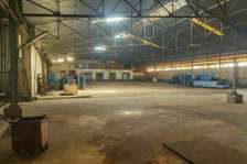 Entrepôt industriel grand volume hauteur plafond élevée