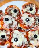 Mini pizzas maison garnies sauce tomate et olives