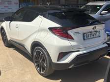 Toyota C-HR hybride SUV compact blanc toit noir