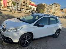 Peugeot 2008 SUV compact blanc jantes alliage