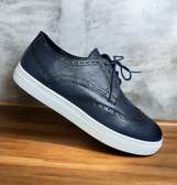 Chaussures cuir noir semelle blanche confort et style