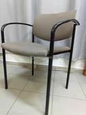 Chaise de bureau beige confortable avec accoudoirs