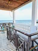 LA PREMIERE TINY HOUSE DES ALMADIES, PIEDS DANS L'EAU