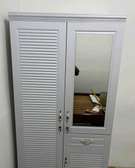 Armoire marron et blanc