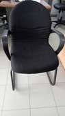Chaise de bureau noire confortable avec accoudoirs