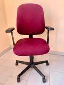 Chaises en plastique et chaises de bureaux