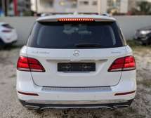 Mercedes GLS 350d 4MATIC SUV blanc puissant