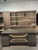 Bureau moderne LED avec rangements intégrés