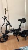 Vélo électrique pliant noir freins disque selle réglable