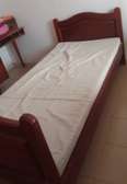 2 Lits Jumeaux en BOIS MASSIF + 2 matelas houssés – Bon état