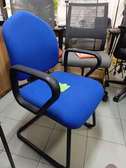 Chaise bureau visiteur bleu accoudoirs rembourrée