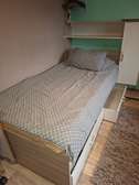 2 lits - tables de chevet - matelas