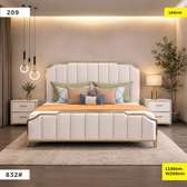LIT DESIGN CAPITONNE AVEC 2 TABLES DE CHEVET