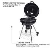 Barbecue à charbon avec des roulettes