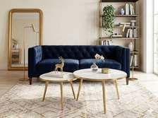 Table basse marbre blanc et bois doré design élégant