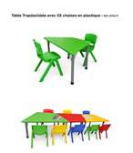 Table trapézoïdale avec 2 chaises en plastiques
